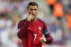 2026美加墨世界杯-萨拉赫巅峰对决，蒂姆70分钟激战切尔西，关键助攻胜负难料！